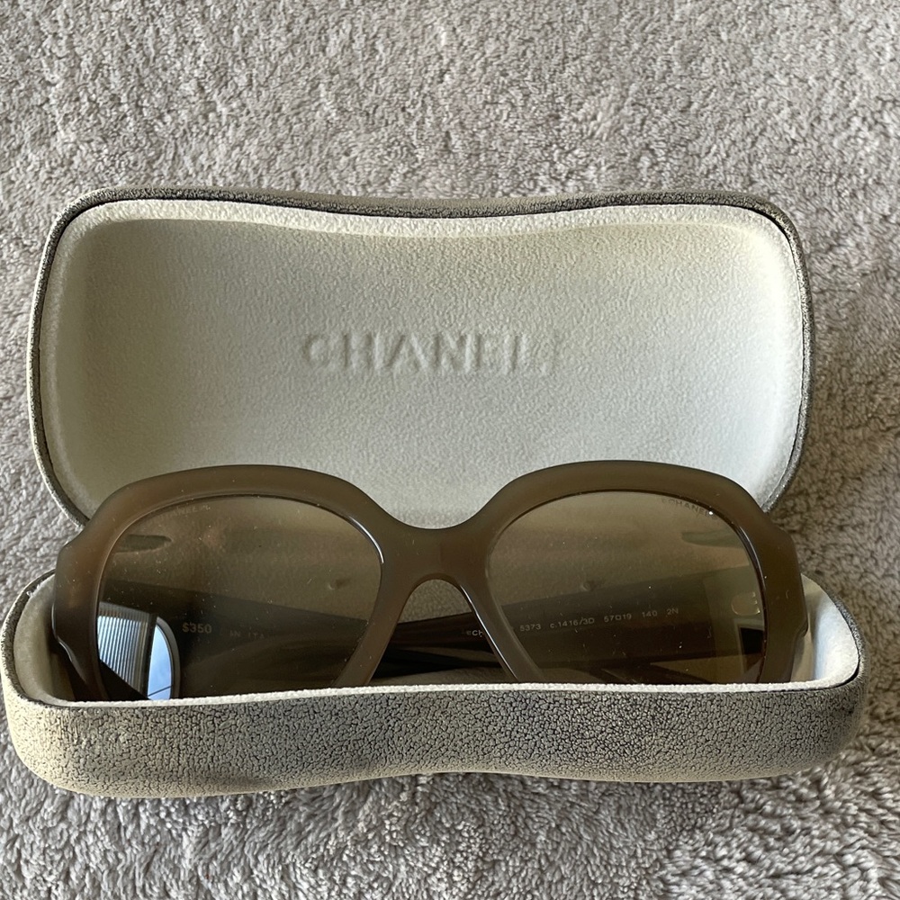 CHANEL Elegant Tan Sunglasses